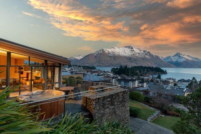 The Haddens Queenstown Accommodation - Spa Pool and view